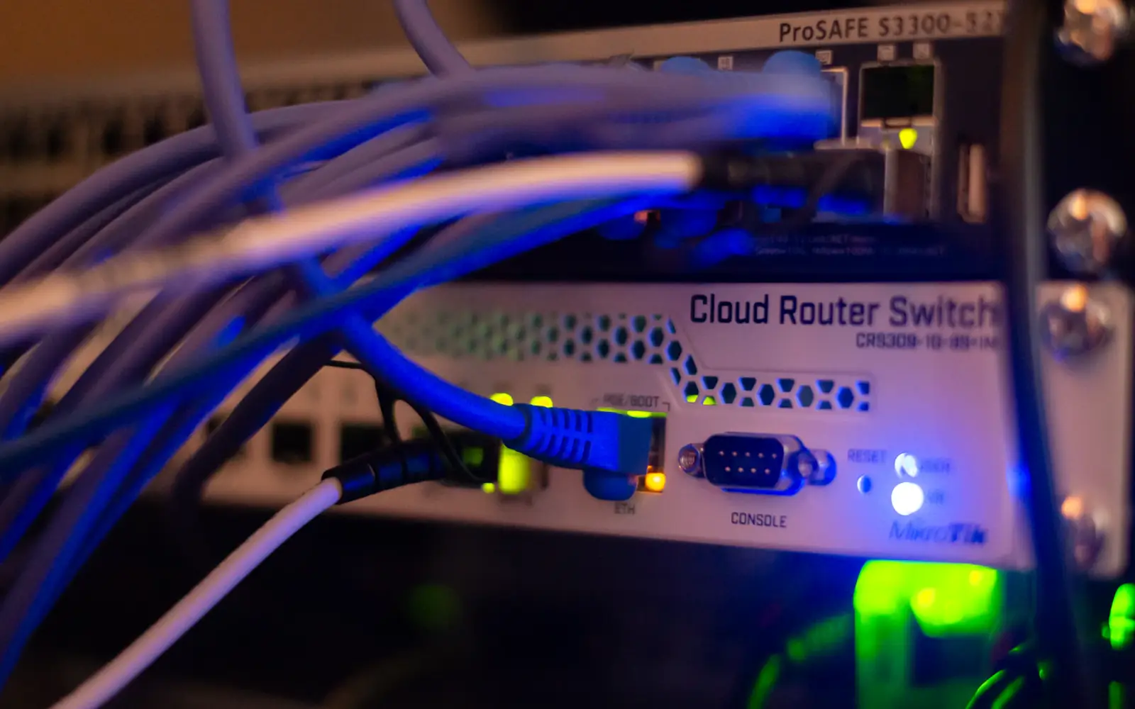 Καλώδια Ethernet και ενεργές θύρες δικτυακού switch