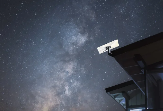Εξοπλισμός Starlink κάτω από τον νυχτερινό ουρανό